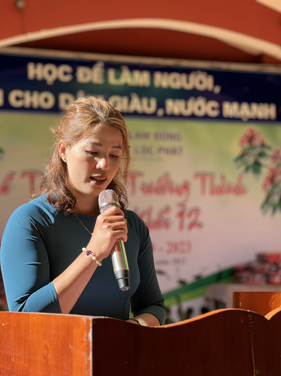 Cô Nguyễn Thị Hoa - Đại diện Ban đại diện Cha mẹ học sinh nhà trường phát biểu cảm nghĩ tại buổi lễ.