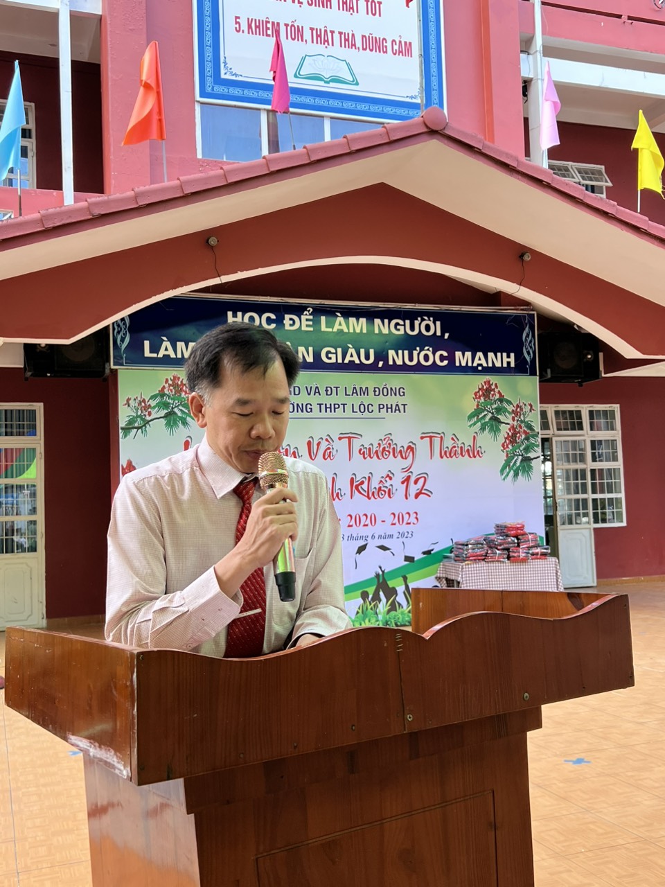 Thầy Trần Văn Lâm - hiệu trưởng nhà trường phát biểu tại buổi lễ